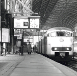155046 Afbeelding van een electrisch treinstel mat. 1964 (plan V) van de N.S. langs het 4e perron van het N.S.-station ...